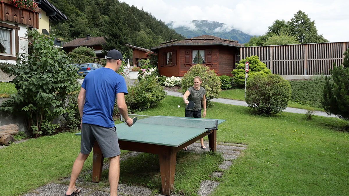 Caroline en Sytse van der Zwan aan het tafeltennissen bij pension Monteneu.